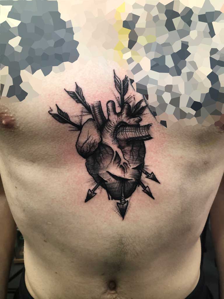 corazon-tatuaje-the-inker. tatuaje corazón esternón sketch