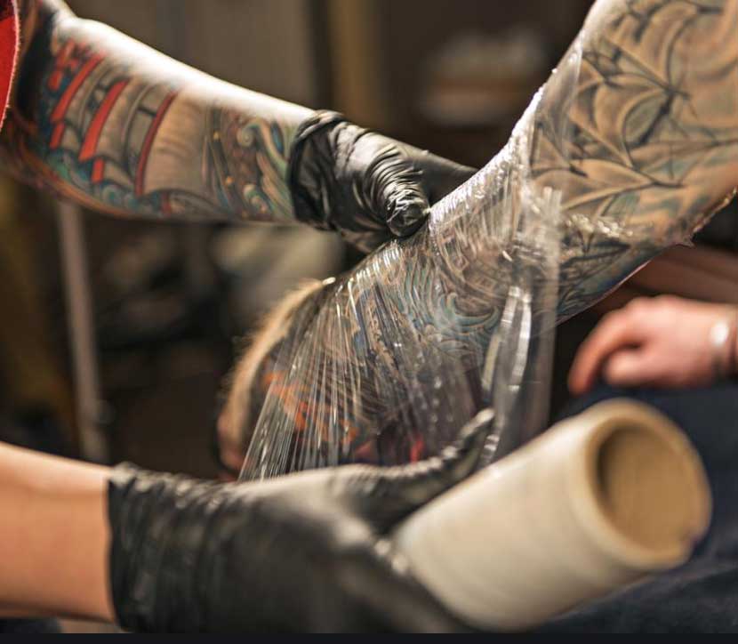 el-film-plastico-en-el-tatuaje-the-inker plastico tatuaje en brazo